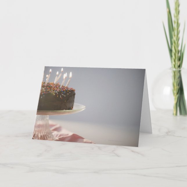 Cartão Close up of chocolate birthday cake with candles (Frente)