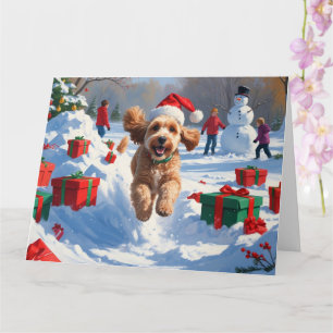 Cartão Cockapoo Correndo na Neve com Chapéu de Natal