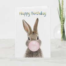 Coelho soprando chiclete rosa Feliz Aniversário