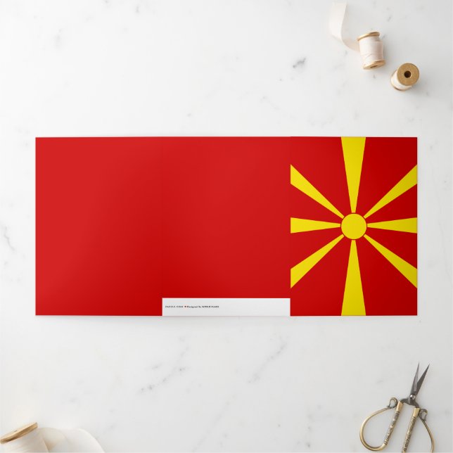 Cartão Com Dobra Tripla Bandeira da Macedônia do Norte (Fora)
