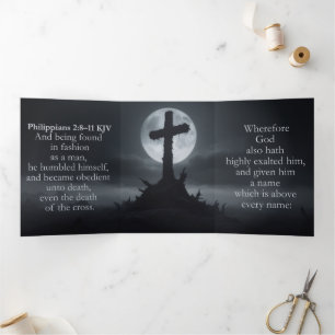 Cartão Com Dobra Tripla Filipenses 2:8–11 KJV Tract - Cruz Mortal
