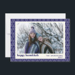 Cartão com fotos Azul Padrão de Linha do Chanucá M<br><div class="desc">Deseje aos amigos e à família um Hanukkah feliz com esta simples carta com um padrão moderno de linha de estrelas judaicas em azul e branco vibrantes,  personalizado com a sua foto,  saudação e nome.</div>