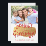 Cartão com fotos com Letra-Script de Saudações da<br><div class="desc">Cartão com fotos de Script com Letras de Saudações da Estação. A foto e o texto deste script de pincel com letra manual podem ser atualizados e personalizados com sua foto e seu nome de família. Este cartão apresenta também o nome da família e uma coroa de folha de ouro...</div>