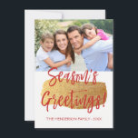 Cartão com fotos com Letra-Script de Saudações da<br><div class="desc">Cartão com fotos de Script com Letras de Saudações da Estação. A foto e o texto deste script de pincel com letra manual podem ser atualizados e personalizados com sua foto e seu nome de família. Este cartão apresenta também o nome da família e uma coroa de folha de ouro...</div>