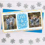 Cartão com fotos de Amor e Chanucá Leve<br><div class="desc">Mande votos sinceros a Chanucá com este moderno cartão com fotos "Amor e Luz", perfeito para celebrar a temporada com familiares e amigos. Apresentando uma tipografia azul ousada com florescimento festivo, borda com brilho dourado e espaço para duas fotos personalizadas, este design combina tradição com encanto contemporâneo. Personalize-o com seu...</div>