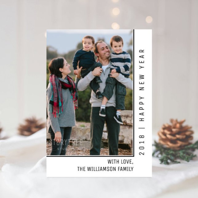 Cartão com fotos de Ano Novo de Linha Simples | Pr (Black Simple Line New Years Photo Card)