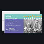 Cartão com fotos de Chanukah Menorah<br><div class="desc">Ilumine o menorah e compartilhe de sua alegria em Chanukah. Uns cartões de fotos que apresentassem seus amados coroaram por um menorah completo-iluminado de Chanukah. Todo o texto é customizável e se senta contra os painéis do roxo rico e da cerceta com um teste padrão subtil do círculo, destacados por...</div>