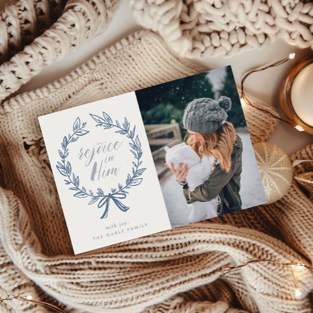 Cartão com fotos de Feriado de Férias em Sua Terra (Rejoice in Him Wreath Holiday Photo Christmas Card)