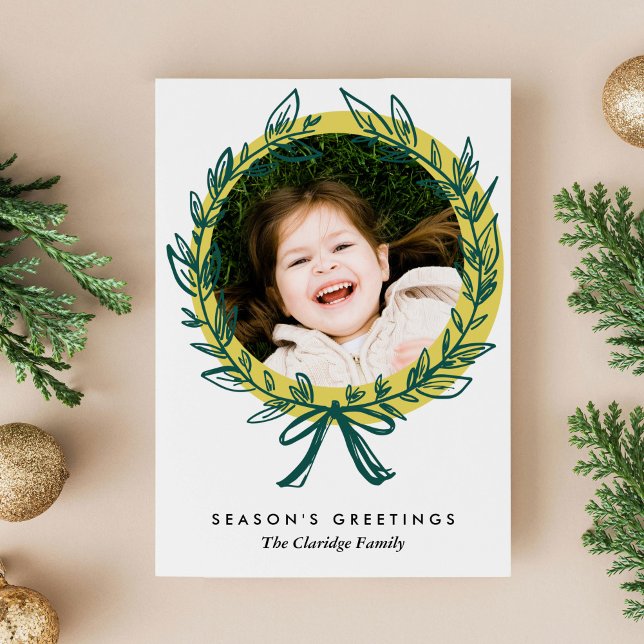 Cartão com fotos de Feriado de Moldura (Beautiful chartreuse and green hand-drawn wreath frame holiday photo card)