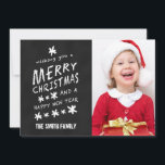 CARTÃO COM FOTOS DE FERIADO DE NATAL DE CHALKBOARD<br><div class="desc">CARTÃO COM FOTOS DE FERIADO DE NATAL DE CHALKBOARD. Fonte de giz divertida usada em um fundo de efeito de quadro negro. Desejo-lhe um Feliz Natal e um Feliz ano novo. Personalize com seu nome e foto da família. Elke Clarke© para a Galeria de Monogramas.</div>