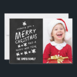 CARTÃO COM FOTOS DE FERIADO DE NATAL DE CHALKBOARD<br><div class="desc">CARTÃO COM FOTOS DE FERIADO DE NATAL DE CHALKBOARD. Fonte de giz divertida usada em um fundo de efeito de quadro negro. Desejo-lhe um Feliz Natal e um Feliz ano novo. Personalize com seu nome e foto da família. Elke Clarke© para a Galeria de Monogramas.</div>