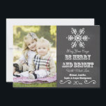 Cartão com fotos de Feriado de Neve Chalkboard<br><div class="desc">Adicione sua foto favorita a esses cartões com fotos de feriados com um quadro-negro e um design com floco de neve com as palavras Que seus dias sejam Felizes e brilhantes. O cartão temático do inverno ou Natal tem um padrão vermelho e branco de flocos de neve. Trabalho de arte...</div>