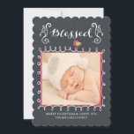 Cartão com fotos de Férias da Família Chalkboard A<br><div class="desc">Envie um cartão de natal único este ano que sua família e amigos vão amar. Nosso cartão de natal fotográfico moderno apresenta um quadro branco e vermelho brilhante para sua foto, com o colchete de na moda, floresce mostrando a tipografia dizendo "abençoado", definido em um popular fundo negro de quadro...</div>