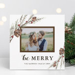 Cartão com fotos de Férias do Filtro de Pinho de N<br><div class="desc">Este design apresenta cornos de pinheiro de aquarela,  ramificações de pinheiros e bagas vermelhas com uma estrutura retangular. Para personalização mais avançada deste design,  clique no botão "Personalizar".</div>