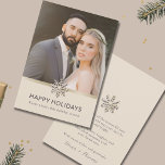 Cartão com fotos de Férias Elegante para Newlyweds<br><div class="desc">Adote a magia da sua primeira temporada de festas como recém-casados com este belo cartão com fotos. A frente mostra uma foto cativante de vocês dois em sua roupa de casamento, irradiando amor e alegria. Designs deliciosos com flocos de neve, um sotaque elegante de champanhe escovado, e um fundo leve...</div>