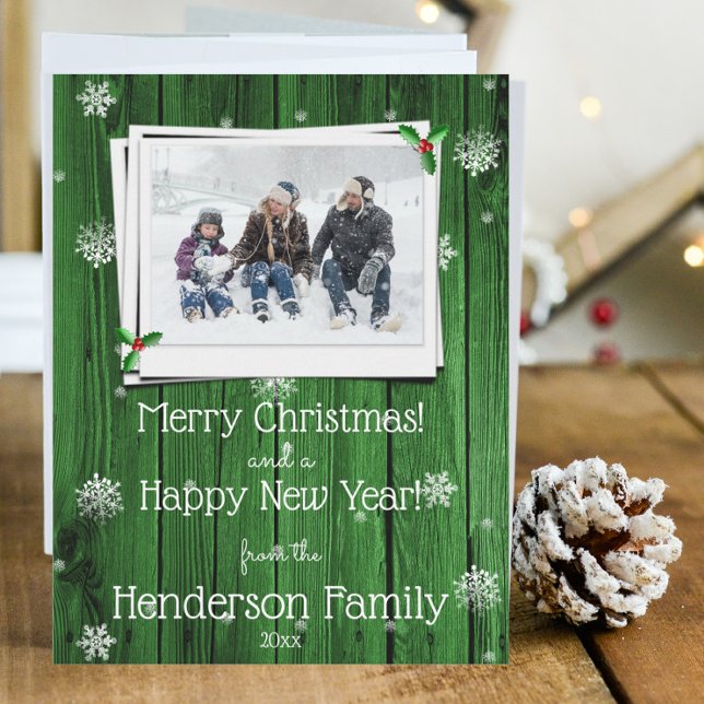 Cartão com fotos de Férias Flat de Wooden Russo Ve (Green Rustic Wooden Photo Christmas Card)