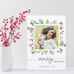Cartão com fotos de Férias Greenery Red Berries<br><div class="desc">Mande alegria de férias para sua família e amigos. Este cartão de Natal apresenta as frutas vermelhas,  ramos de pinheiro,  eucalipto e folhas verdes pintadas com as palavras "Feliz Natal". Personalize isso alterando a imagem com sua própria foto e texto.</div>