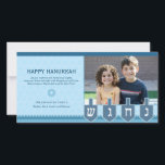 Cartão com fotos de Hanukkah Dreidel<br><div class="desc">Um dreidel de giro mostra a canela, hey, o gimel e a freira neste cartão com fotos de Hanukkah com seu próprio direito da foto acima. O fundo subtil da estrela de David aumenta sua mensagem personalizada acentuada por uma outra estrela de David. Disponível em cores alternativas com produtos de...</div>