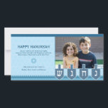 Cartão com fotos de Hanukkah Dreidel<br><div class="desc">Um dreidel de giro mostra a canela, hey, o gimel e a freira neste cartão com fotos de Hanukkah com seu próprio direito da foto acima. O fundo subtil da estrela de David aumenta sua mensagem personalizada acentuada por uma outra estrela de David. Disponível em cores alternativas com produtos de...</div>