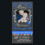 Cartão com fotos de Natal Merry Chalkboard<br><div class="desc">Feliz cartões com fotos de Natal com uma aparência de quadro comum, muitas espirais azuis brilhantes e texto que lê Feliz Natal, uma série de luzes coloridas de árvores em várias cores, ornamentos azuis pendurados, e áreas que você pode personalizar esses belos e brilhantes cartões com fotos de feriado com...</div>