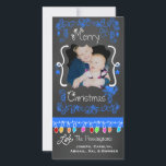 Cartão com fotos de Natal Merry Chalkboard<br><div class="desc">Feliz cartões com fotos de Natal com uma aparência de quadro comum, muitas espirais azuis brilhantes e texto que lê Feliz Natal, uma série de luzes coloridas de árvores em várias cores, ornamentos azuis pendurados, e áreas que você pode personalizar esses belos e brilhantes cartões com fotos de feriado com...</div>