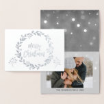 Cartão com fotos de Neve de Natal Feliz<br><div class="desc">Silver Foil Feliz Natal Carvões Cinza e Cartão com fotos de Snowflake com Script Lettered. A foto e o texto deste Cartão de Natal podem ser atualizados e personalizados com sua foto e seu nome. Este cartão mostra o seu nome na dentro do Cartão de Natal Silver Foil.</div>