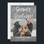 Cartão com fotos de Neve ou Floco de Neve<br><div class="desc">A Rustic Season saúda a Cinza de Natal de Carvões e alugou o Cartão com fotos de Snowflake de Script. A foto e o texto deste script de pincel com letra manual podem ser atualizados e personalizados com sua foto e seu nome.</div>