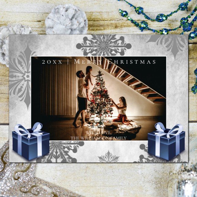 Cartão com fotos de presentes de Natal e flocos de (Blue Christmas Gifts and Snowflakes Holiday Photo Card)