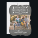 Cartão com fotos de Saudações de Rustic Chalkboard<br><div class="desc">Celebre a alegria do Natal com um belo cartão com fotos de saudações da estação. Este Cartões de foto de Natal apresenta um fundo de quadro com cones de pínus e ornamentos rústicos. Você também pode personalizar o cartão para exibir o ano atual e o nome da sua família. Altere...</div>