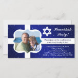 Cartão com fotos do Partido Hanukkah da neve azul<br><div class="desc">Adicione sua foto e mensagem personalizada a este Convite de festas de Foto Chanucá branco e azul festivo. O cartão perfeito para um retrato da família, orientação horizontal. Rico fundo azul real com neve branca e estrela de David. Por favor, confira esses outros Cartões e Convites de Chanucá de excelente......</div>