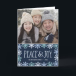 Cartão com fotos dobrado moderno do feriado da paz<br><div class="desc">Este cartão moderno do feriado da um-foto caracteriza a frase "paz & alegria" escritas na rotulação bonito da mão e cercadas por uma beira de flocos de neve bonito nas máscaras do azul contra um fundo dos azuis marinhos.</div>