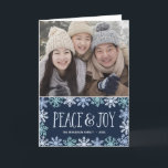 Cartão com fotos dobrado moderno do feriado da paz<br><div class="desc">Este cartão moderno do feriado da um-foto caracteriza a frase "paz & alegria" escritas na rotulação bonito da mão e cercadas por uma beira de flocos de neve bonito nas máscaras do azul contra um fundo dos azuis marinhos.</div>