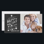 CARTÃO COM FOTOS FELIZ DE FERIADO DO CHALKBOARD<br><div class="desc">CARTÃO COM FOTOS FELIZ DE FERIADO. Fonte de giz divertida usada em um fundo de efeito de quadro negro. Desejo-lhe uma FESTA FELIZ DA NOSSA FAMÍLIA PARA A SUA. Personalize com seu nome e foto da família. Elke Clarke© para a Galeria de Monogramas. Para um ditado diferente, entre em contato...</div>