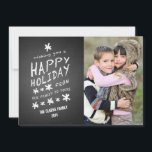 CARTÃO COM FOTOS FELIZ DE FERIADO DO CHALKBOARD<br><div class="desc">CARTÃO COM FOTOS FELIZ DE FERIADO. Fonte de giz divertida usada em um fundo de efeito fotográfico impresso no quadro negro. Desejo-lhe uma FESTA FELIZ DA NOSSA FAMÍLIA PARA A SUA. Personalize com seu nome e foto da família. Elke Clarke© Disponível em ww.zazzle.com/monogramgallery. Para um ditado diferente, por favor contacte...</div>