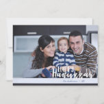 Cartão com fotos feliz do feriado da estrela de<br><div class="desc">O cartão com fotos feliz à moda e bonito do feriado da estrela de David de Hanukkah é perfeito para todos seus amigos e família esta época natalícia. Personalize o texto com seu nome de família e o ano e troque para fora a imagem para uma foto de seus miúdos,...</div>