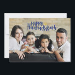 Cartão com fotos feliz do feriado da estrela de<br><div class="desc">O cartão com fotos feliz à moda e bonito do feriado da estrela de David de Hanukkah é perfeito para todos seus amigos e família esta época natalícia. Personalize o texto com seu nome de família e o ano e troque para fora a imagem para uma foto de seus miúdos,...</div>