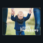 Cartão com fotos feliz do feriado da estrela de<br><div class="desc">O cartão com fotos feliz à moda e bonito do feriado da estrela de David de Hanukkah é perfeito para todos seus amigos e família esta época natalícia. Personalize o texto com seu nome de família e o ano e troque para fora a imagem para uma foto de seus miúdos,...</div>