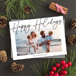 Cartão com fotos Feliz Feriado de Script de Caligr<br><div class="desc">Este cartão com fotos de Natal moderno apresenta uma foto horizontal com a saudação "Felizes Feriados" no roteiro de caligrafia negra. Todas as cores, incluindo a saudação, são totalmente personalizáveis - basta clicar em "editar usando a ferramenta design" no menu suspenso de personalização! Você pode personalizar esse design ainda mais,...</div>
