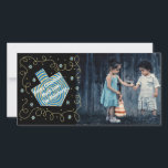 Cartão com fotos Hanukkah "Dreidel Spinner"<br><div class="desc">Feliz Feriado, Cartão com fotos de Hanukkah/Chanukah, "Dreidel Spinner" Glossy, Cartão com fotos com envelope branco. Personalize substituindo a foto e o texto, "Happy Chanukah! Much Love, The Blumbergs" Personalize o texto escolhendo seu estilo de fonte, cor e tamanho favoritos. Reajustar, redimensionar e remodelar para personalizar. A cor de fundo...</div>