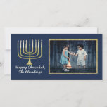 Cartão com fotos Hanukkah "Elegante Menorah Blue"<br><div class="desc">Feliz Feriado, Cartão com fotos Chanucá/Chanukah, "Elegante Menorah Blue" Glossy, Cartão com fotos com envelope branco. Personalize substituindo a foto e o texto, "Happy Hanukkah, The Blumbergs" Personalize o texto escolhendo seu estilo de fonte, cor e tamanho favoritos. Reajustar, redimensionar e reprogramar para personalizar. Obrigados para parar e comprar! Muito...</div>