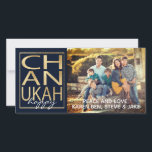 Cartão com fotos Hanukkah/envelope Chanukah Feliz<br><div class="desc">"Chanukah Happy Dourada" brilhante, cartão com fotos com envelope branco. Personalize substituindo fotos e texto. Traga sua foto e edite com ferramentas para recortar, mudar filtro e muito mais. Substitua meu texto "feliz" e "Paz e Amor, Karen, Ben, Kev, Sam, Steve e Jake" pelas suas mensagens. Personalize o texto escolhendo...</div>