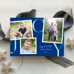 Cartão com fotos Vintage Snapshot Modern JOY Holid<br><div class="desc">Este cartão com fotos de feriado moderno apresenta três fotos em vários tamanhos, sobre um fundo azul divertido, com "JOY" em aqua organizado cuidadosamente, e espaço para a saudação/assinatura da sua família. Este design acomoda uma foto horizontal, uma foto quadrada e uma foto vertical. No verso há um padrão aqua...</div>