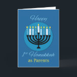 Cartão Como Pais Primeiro Chanucá Menorah no Azul Escuro<br><div class="desc">No Chanucá das 1ruas como pais,  este cartão é perfeito para celebrar! As chamas amarelas imitam a cor da mensagem. Script Happy 1rua Hanukkah é uma cor azul suave. Uma menorah está no centro.</div>