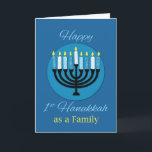 Cartão Como primeira família Chanucá Menorah no Azul Escu<br><div class="desc">O primeiro Chanucá como família é um a celebrar. Uma menorah acendeu velas. A mensagem está também no amarelo da chama. Um círculo azul claro desencadeia o menorah, branco o fundo azul mais escuro apaga a mensagem.</div>