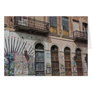 Cartão Construção velha com grafites & portas dos balcões