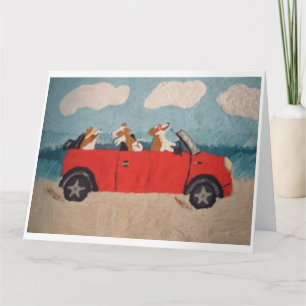 Cartão Corgis galeses em um conversível vermelho na praia