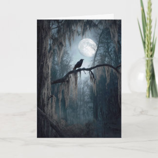 Cartão Corvo de Halloween numa Floresta Assustadora