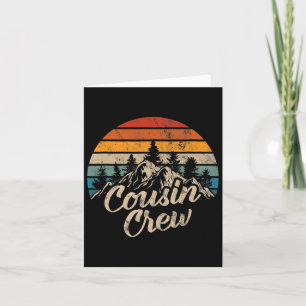 Cartão Cousin Crew 2025 acampando no exterior da Sunset S