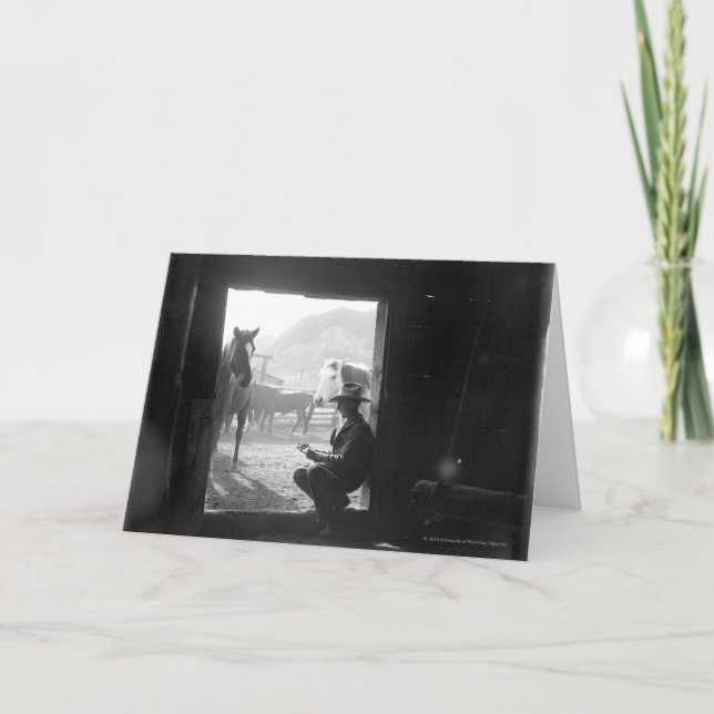 Cartão Cowboy in a doorway with horses (Frente)