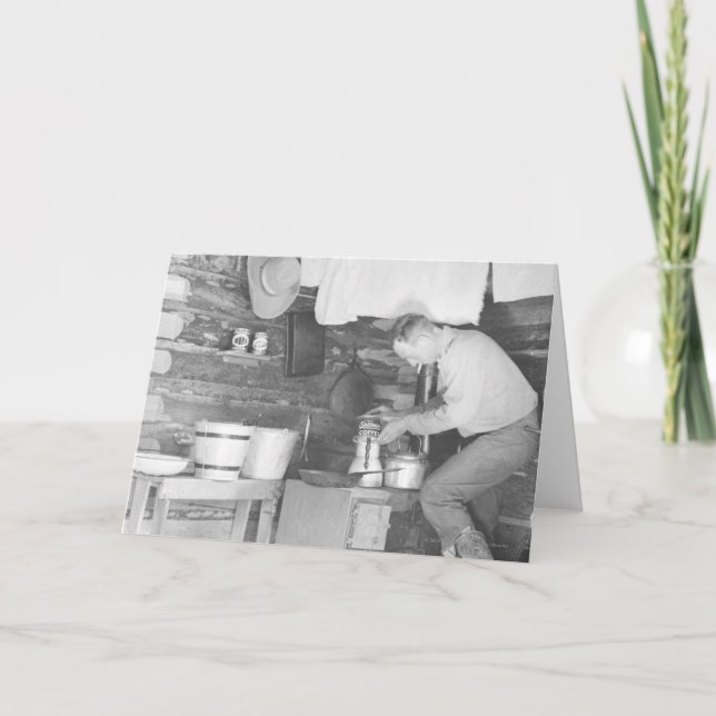 Cartão Cowboy making coffee inside the bunkhouse (Frente)